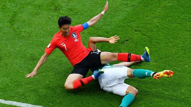 Pemain timnas Korea Selatan Son Heung-min berjibaku saat berduel dengan pemain timnas Jerman Mats Hummels, di South Kazan Arena, Kazan, Rusia, 27 Juni.