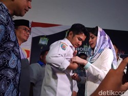 Duh, Romantisnya Emil-Arumi di Jumpa Pers Hitung Cepat