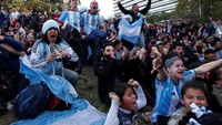 Suasana nonton bareng warga Argentina di Bueno Aires, Argentina. Ratusan warga bersorak-sorai rayakan gol Messi dan Rojo yang robekkan gawang Nigeria. Martin Acosta/Reuters.