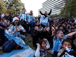 Suasana nonton bareng warga Argentina di Bueno Aires, Argentina. Ratusan warga bersorak-sorai rayakan gol Messi dan Rojo yang robekkan gawang Nigeria. Martin Acosta/Reuters.
