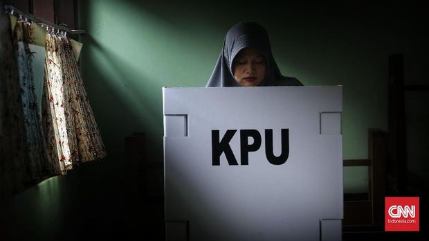 Warga mencoblos di Tempat Pemungutan Suara (TPS)  27 Kelurahan Jatirasa, Kecamatan Jatiasih, Jawa Barat, Rabu, 27 Juni 2018. Warga Bekasi melakukan dua pemungutan suara secara serentak yaitu Pilkada Walikota Bekasi dan Pilkada Gubernur Jawa Barat. CNNIndonesia/Safir Makki