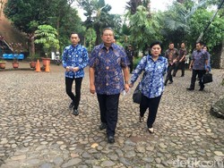Kompak Berbatik Biru, SBY Nyoblos Bareng Bu Ani dan Ibas
