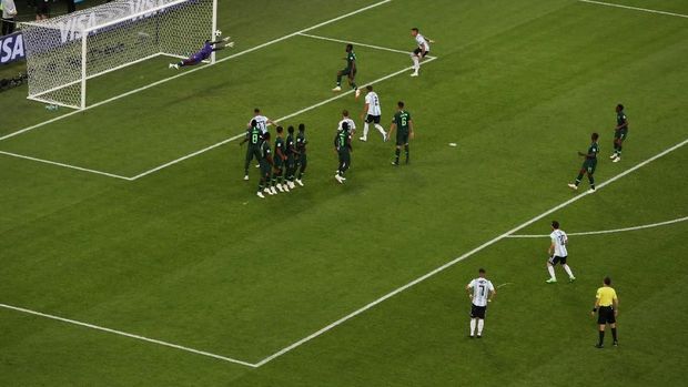 Tendangan bebas Lionel Messi mengenai tiang gawang Nigeria.