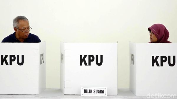 Menteri Basuki Hadimuldjono Mencoblos di Bekasi