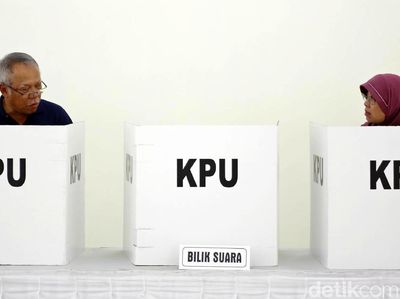 Menteri Basuki Hadimuldjono Mencoblos di Bekasi