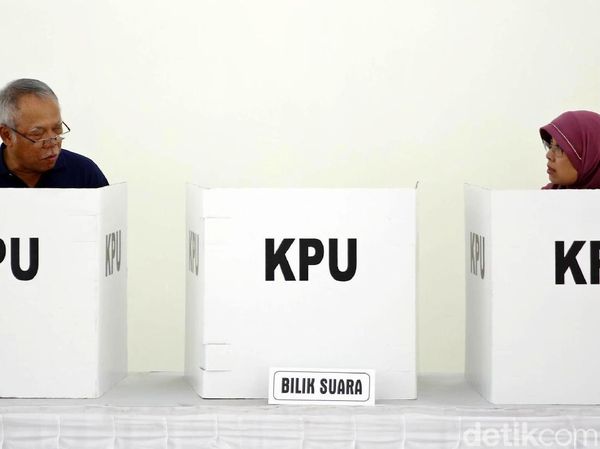 Menteri Basuki Hadimuldjono Mencoblos di Bekasi