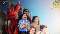  Antusiasme yang diperlihatkan Maradona di tribun penonton itu membuat ada yang menyamakannya seperti sedang naik roller coaster saja. (Foto: Internet)