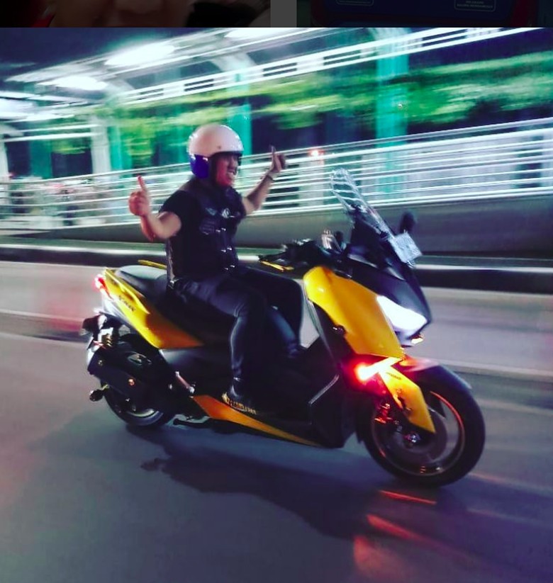 Sandy Pas Band ketika Riding Malam Hari. Foto: Instagram/sandypasband_