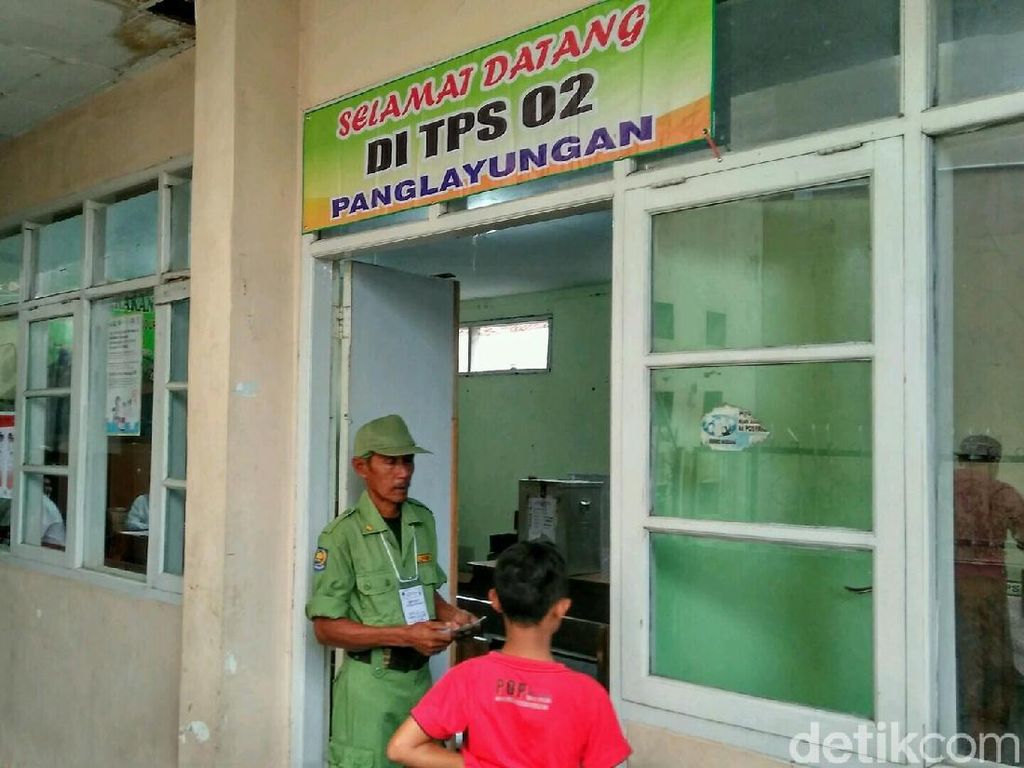 Sudrajat-Syaikhu Unggul di TPS Anton Charliyan Mencoblos Sudrajat-Syaikhu Unggul di TPS Anton Charliyan Mencoblos