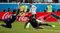 Kiper Nigeria Francis Uzohu gagal mengantisipasi bola sepakan Messi. Bek Omeruo pun sudah tak berdaya. (Foto: Toru Hanai/Reuters)