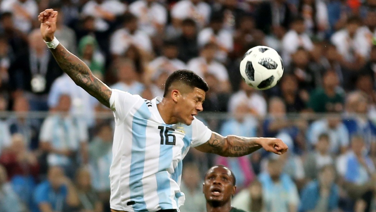 Nigeria menganggap Marcos Rojo melakukan hand ball tapi wasit tidak sependapat (Foto: Gabriel Rossi/Getty Images)