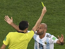 Pelanggaran yang dilakukan gelandang Argentina, Javier Mascherano atas pemain Nigeria Leon Balogun di kotak penalti membuat wasit menghadiahkannya kartu kuning dan penalti untuk Nigeria. Tendangan penalti berhasil membuat Nigeria mengimbangi Argentina dengan skor 1-1. Paul Ellis/AFP/Getty Images.