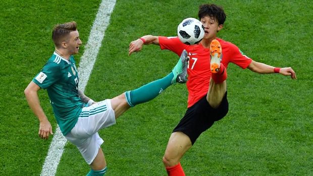 Timnas Jerman masih kesulitan menciptakan peluang ke gawang Korea Selatan di babak pertama. (