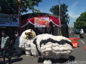 TPS di Situbondo Ini Tabur Hadiah dan Suguhkan Kesenian Macan-macanan