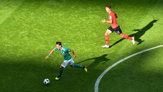 Mesut Oezil dianggap sebagai pemain malas.
