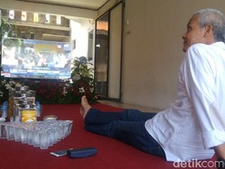 Gaya Ganjar Selonjoran Nonton TV Pantau Pilkada dari Rumah