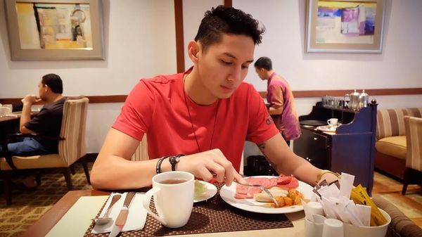 Pose Keren Pebasket Daniel Wenas, Kekasih Mikha Tambayong Saat Mencicipi Makanan Pose Keren Pebasket Daniel Wenas, Kekasih Mikha Tambayong Saat Mencicipi Makanan