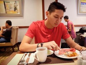Pose Keren Pebasket Daniel Wenas, Kekasih Mikha Tambayong Saat Mencicipi Makanan