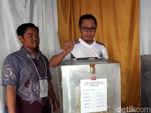 Calon Wali Kota Petahana Sukabumi Nyoblos Pakai Jersey Jerman Calon Wali Kota Petahana Sukabumi Nyoblos Pakai Jersey Jerman