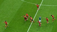 Dalam laga yang berlangsung di Kazan Arena, Kamis (28/6/2018) dinihari WIB, Korsel melesakkan gol di menit 90+4 lewat kaki Kim Young-gwon. Gol sempat dianulir wasit, namun keputusan diubah setelah ditinjau ulang lewat VAR. Para pemain Korsel pun berlarian merayakannya. (Foto: Dylan Martinez/REUTERS)