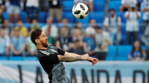 Lionel Messi menanggung beban berat untuk meloloskan Argentina ke babak 16 besar.