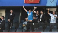 Sang legenda Argentina Maradona terlihat menonton pertandingan. Ia begitu bersemangat merayakan gol Messi dari bangku penonton Stadion St. Petersburg, Rusia. Gabriel Bouys/AFP/Getty Images.