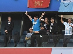 Sang legenda Argentina Maradona terlihat menonton pertandingan. Ia begitu bersemangat merayakan gol Messi dari bangku penonton Stadion St. Petersburg, Rusia. Gabriel Bouys/AFP/Getty Images.