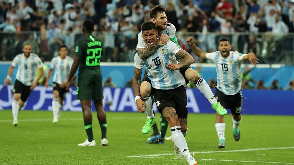 Lionel Messi dan Marcos Rojo mencetak gol dalam kemenangan Argentina atas Nigeria (Foto: Richard Heathcote/Getty Images)