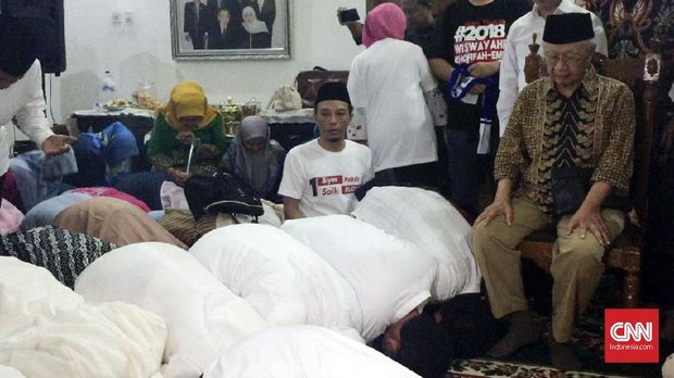 Unggul Hitung Cepat, Khofifah Sujud Syukur Bersama Anaknya