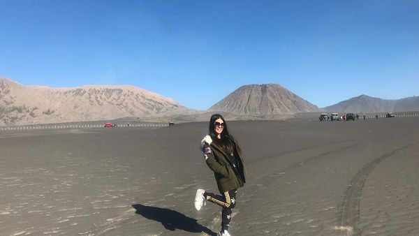 Senyum Manis Via Vallen di Bromo