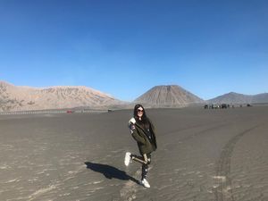 Senyum Manis Via Vallen di Bromo