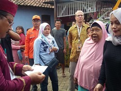Diawasi Bawaslu, Warga Tangerang Antre Mencoblos