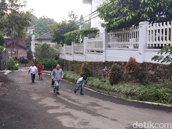 Jelang Pencoblosan, Sudrajat Ritual Jogging Bareng Cucu