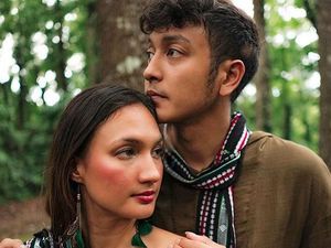 Beredar Undangan Pernikahan Nadine Chandrawinata dan Dimas Anggara