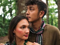 Beredar Undangan Pernikahan Nadine Chandrawinata dan Dimas Anggara