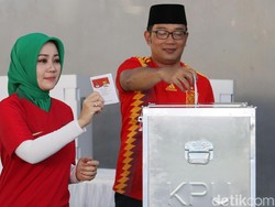 Dukung Jerman, Ridwan Kamil Nyoblos Pakai Jersey Spanyol