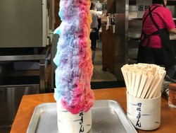 Wow! Es Serut Ini Tersaji dengan Tinggi Hampir Satu Meter