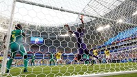 Gawang Senegal kebobolan di menit ke-74. Gawang yang dikawal oleh NDiaye dibobol oleh Yerry Mina. Reuters/Max Rossi.