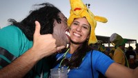 Nih, penampakan Ronaldinho saat main nyosor cium salah satu suporter Brasil jelang laga Brasil vs Serbia di Spartak Stadium, Moscow. REUTERS/Carl Recine.