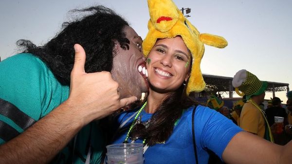 Aksi Nyosor Ronaldinho Cium Suporter Cantik Brasil