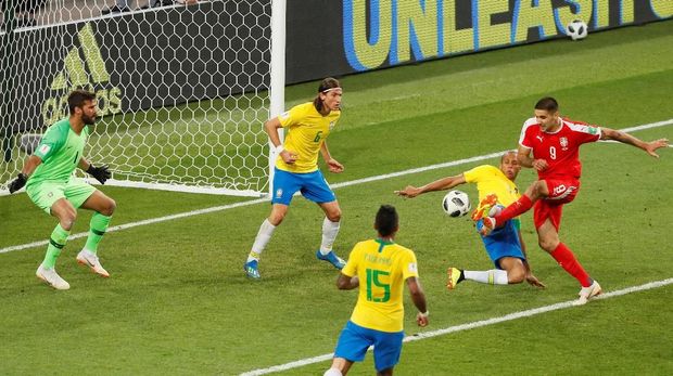 Joao Miranda menjadi salah satu kunci pertahanan Brasil di Piala Dunia 2018.