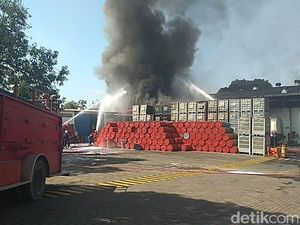 PMK Kesulitan Padamkan Api di Gudang Bahan Kimia yang Terbakar PMK Kesulitan Padamkan Api di Gudang Bahan Kimia yang Terbakar