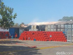 Api Padam, Warga Dilarang Dekati Area Gudang Bahan Kimia yang Terbakar