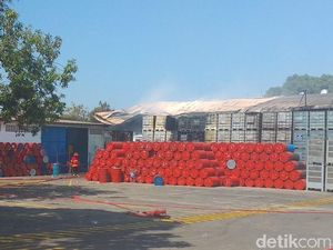 Api Padam, Warga Dilarang Dekati Area Gudang Bahan Kimia yang Terbakar Api Padam, Warga Dilarang Dekati Area Gudang Bahan Kimia yang Terbakar