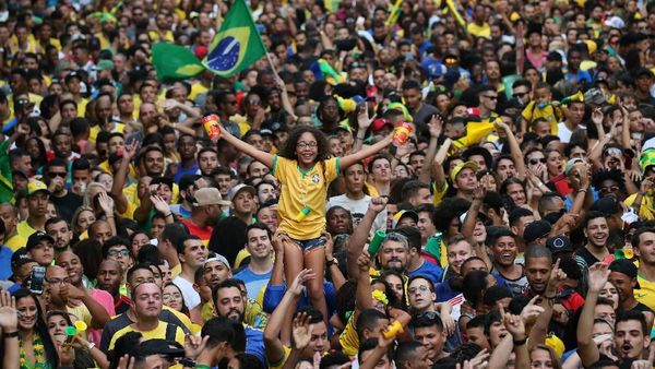 Suka Cita Warga Rio de Janeiro Saat Brasil Lolos
