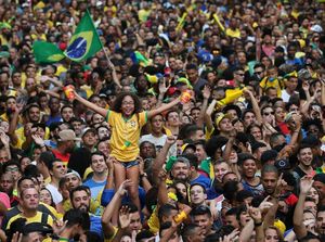 Suka Cita Warga Rio de Janeiro Saat Brasil Lolos