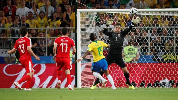 Paulinho berhasil memperdayai kiper Serbia dengan tembakan lob.