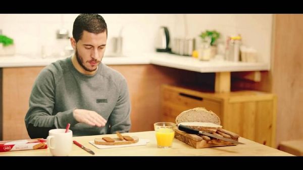 Mengintip Imutnya Midfielder Belgia, Eden Hazard Saat Ngemil Es Loli