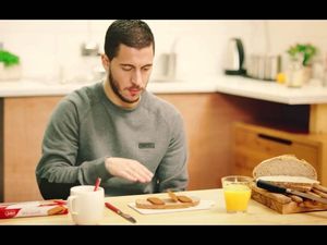 Mengintip Imutnya Midfielder Belgia, Eden Hazard Saat Ngemil Es Loli