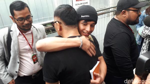 Lihat Kembali Dukungan Jefri Nichol saat Tio Pakusadewo Sidang Narkoba